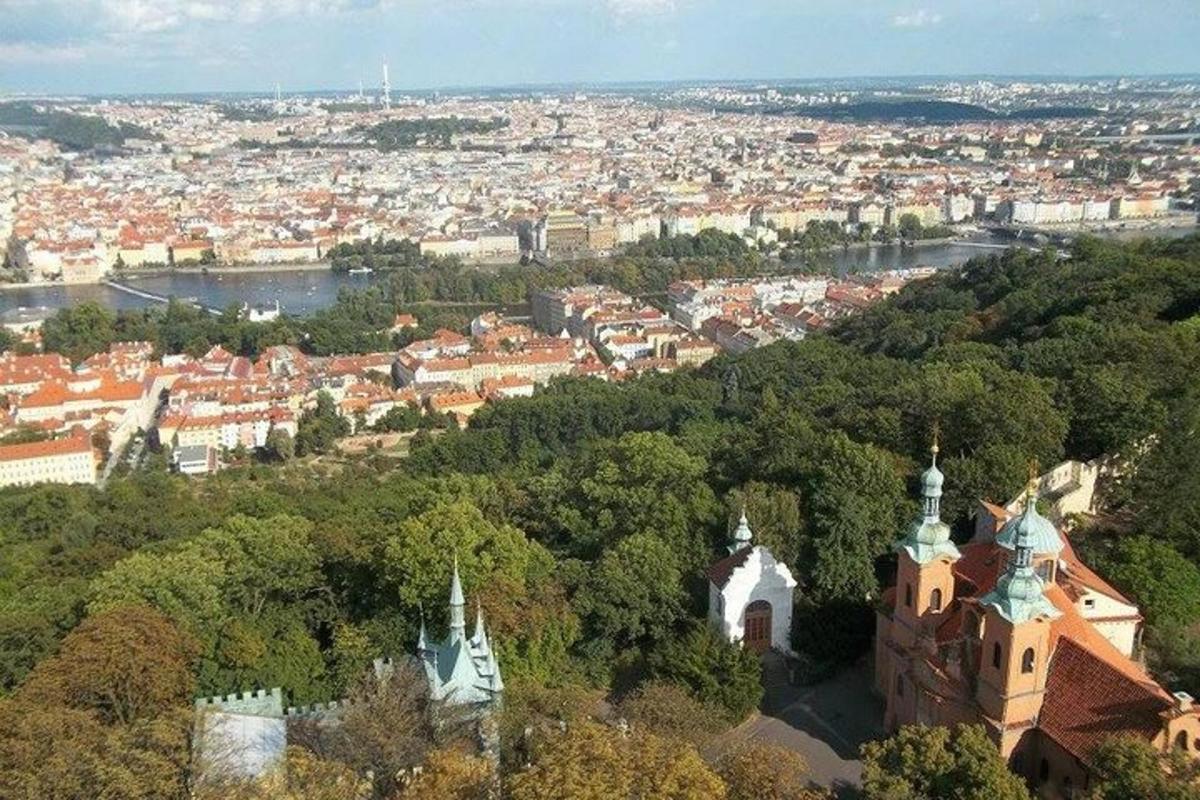 Letecký pohled na město s kostelem