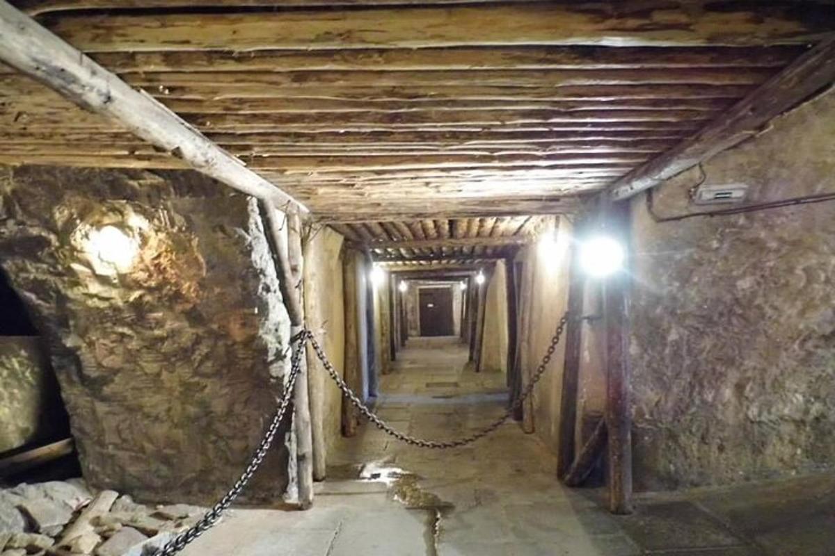 un túnel amb una cadena i una llum a la paret