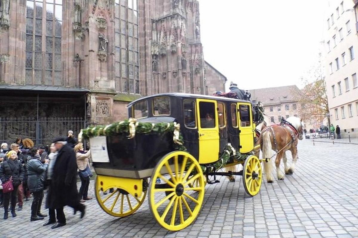 Žlutý a černý koňský povoz na městské ulici