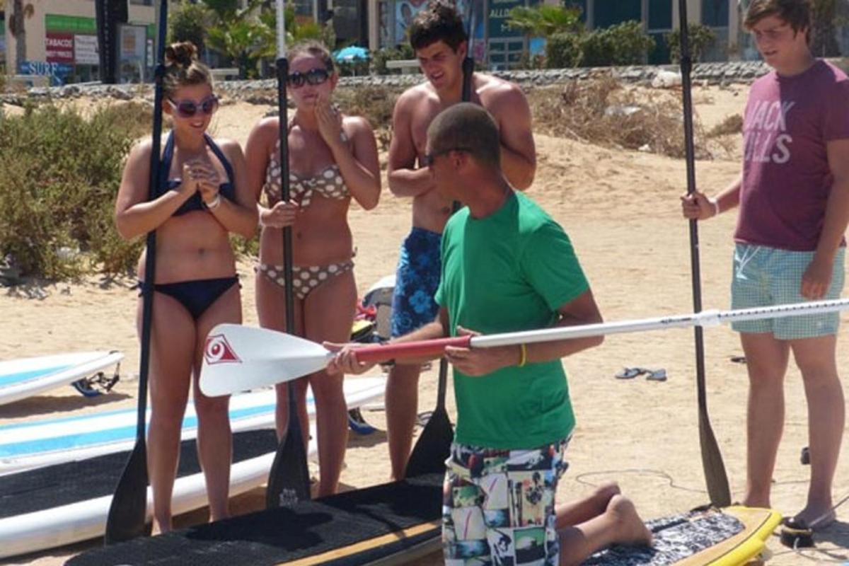 μια ομάδα ανθρώπων που στέκονται στην παραλία