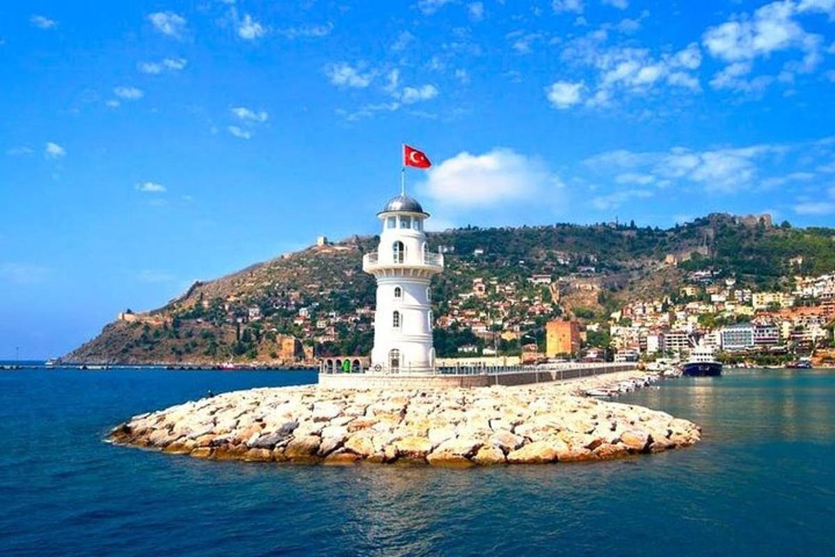 um farol em uma pequena ilha na água