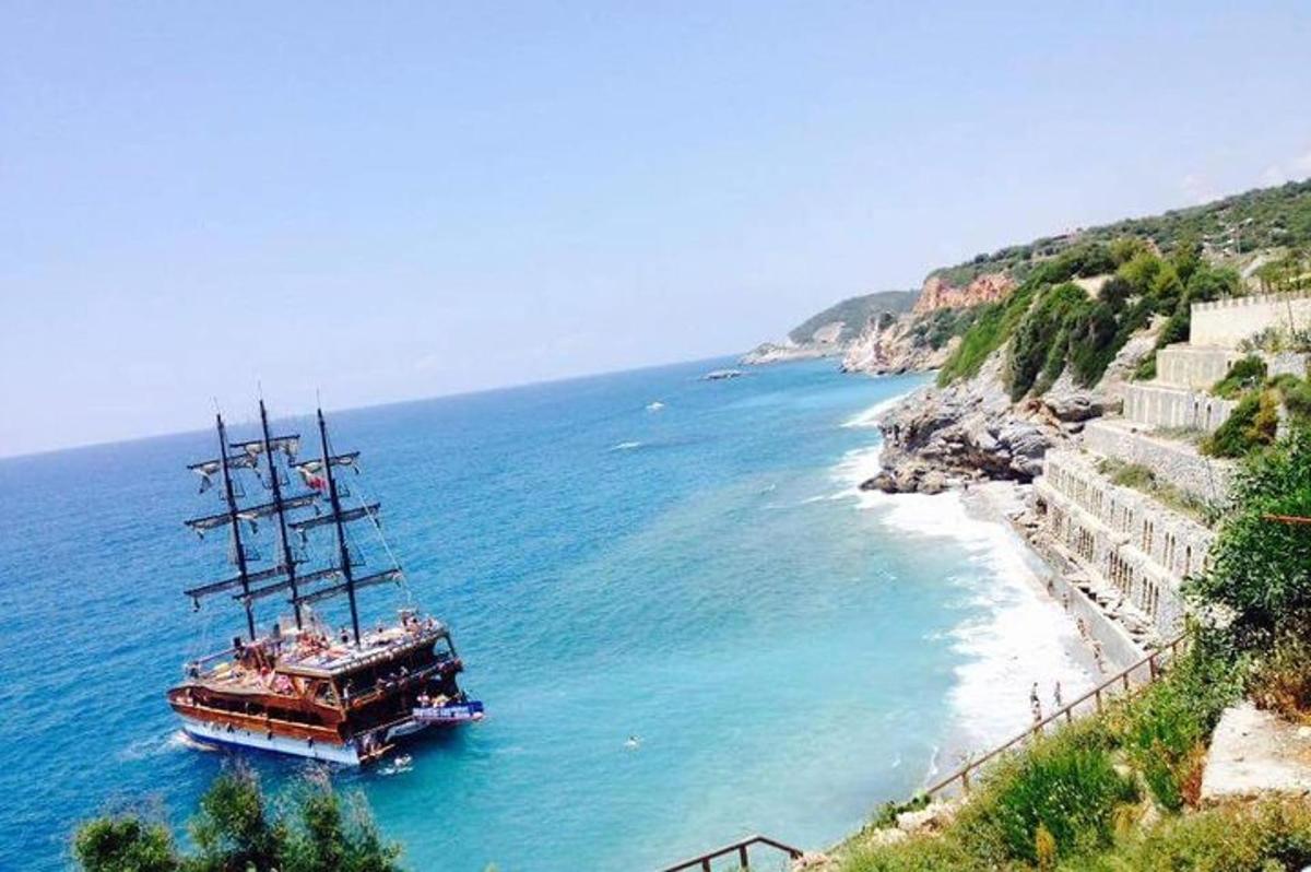 Un gran barco en el agua junto a una playa.