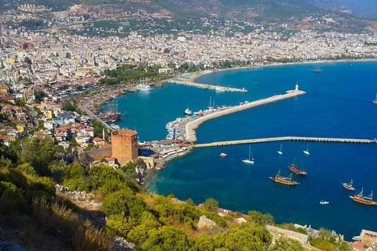 Una vista aérea de un puerto con barcos en el agua.