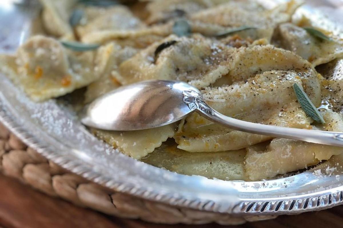 dubenėlis maisto su šaukštu jame