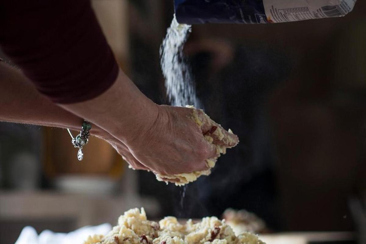 žmogus laiko maisto gabalėlį su vandeniu