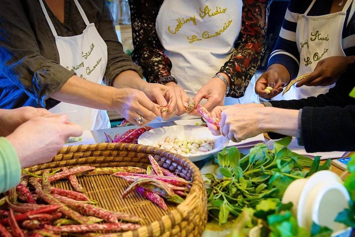 一群人把手放在食物上