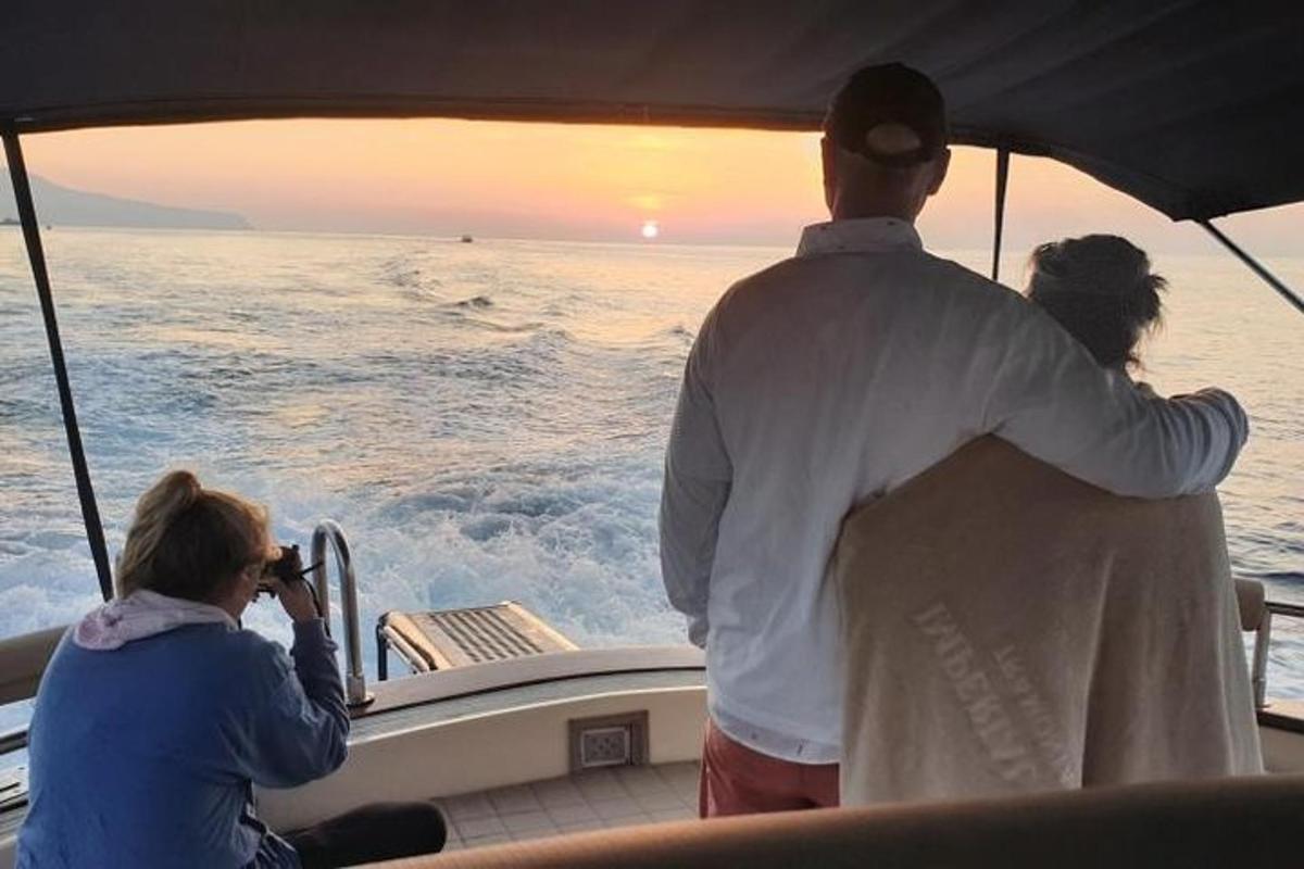um homem tirando uma foto de uma mulher em um barco