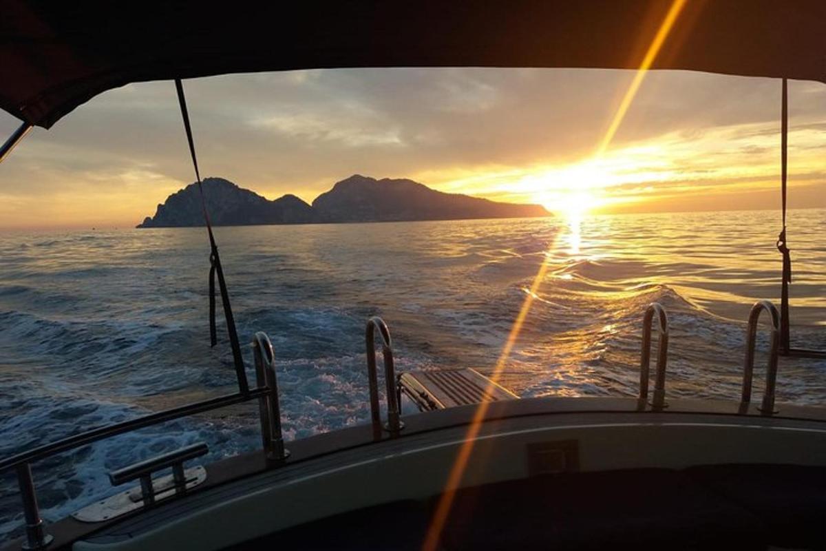 un vaixell a l'oceà amb la posta de sol
