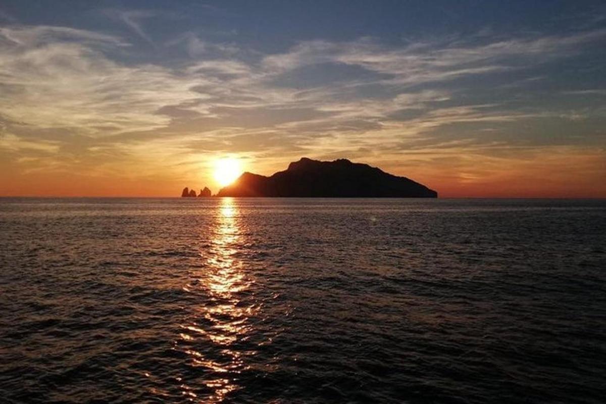 um pôr do sol sobre um grande corpo de água