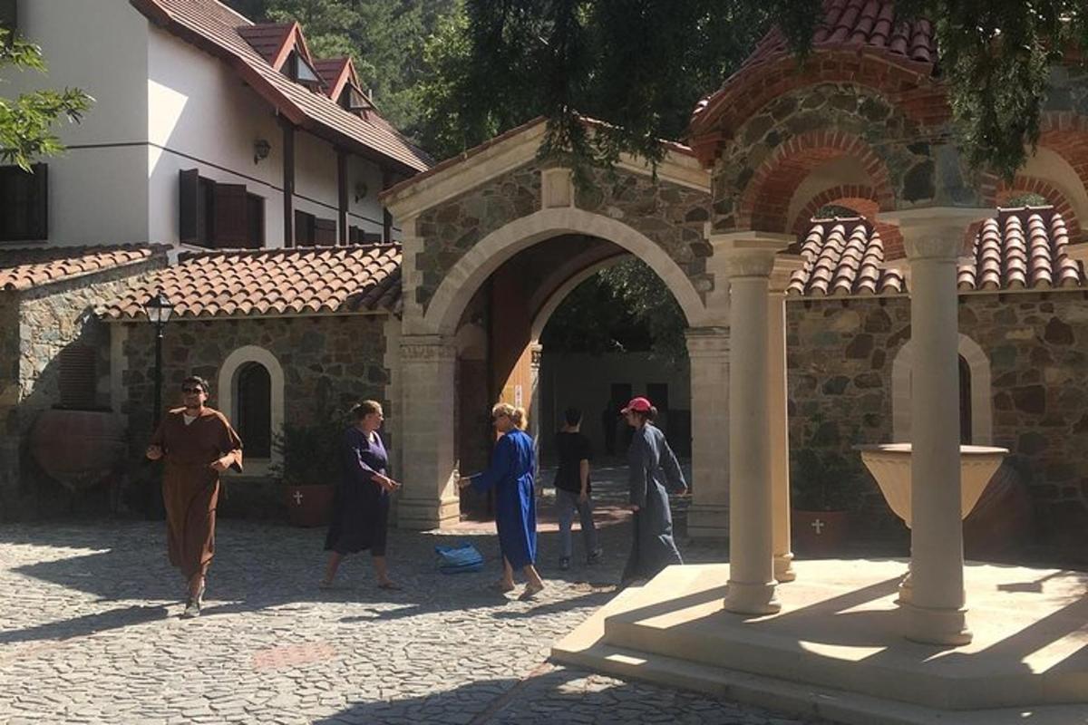grupp inimesi, kes seisavad hoone ees