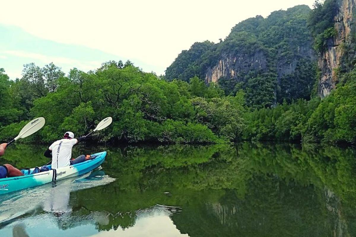 una pareja de personas en una canoa en un río