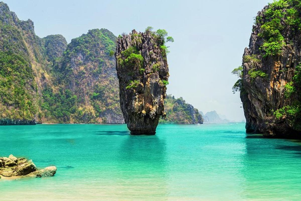 una spiaggia con una grande formazione rocciosa nell'acqua