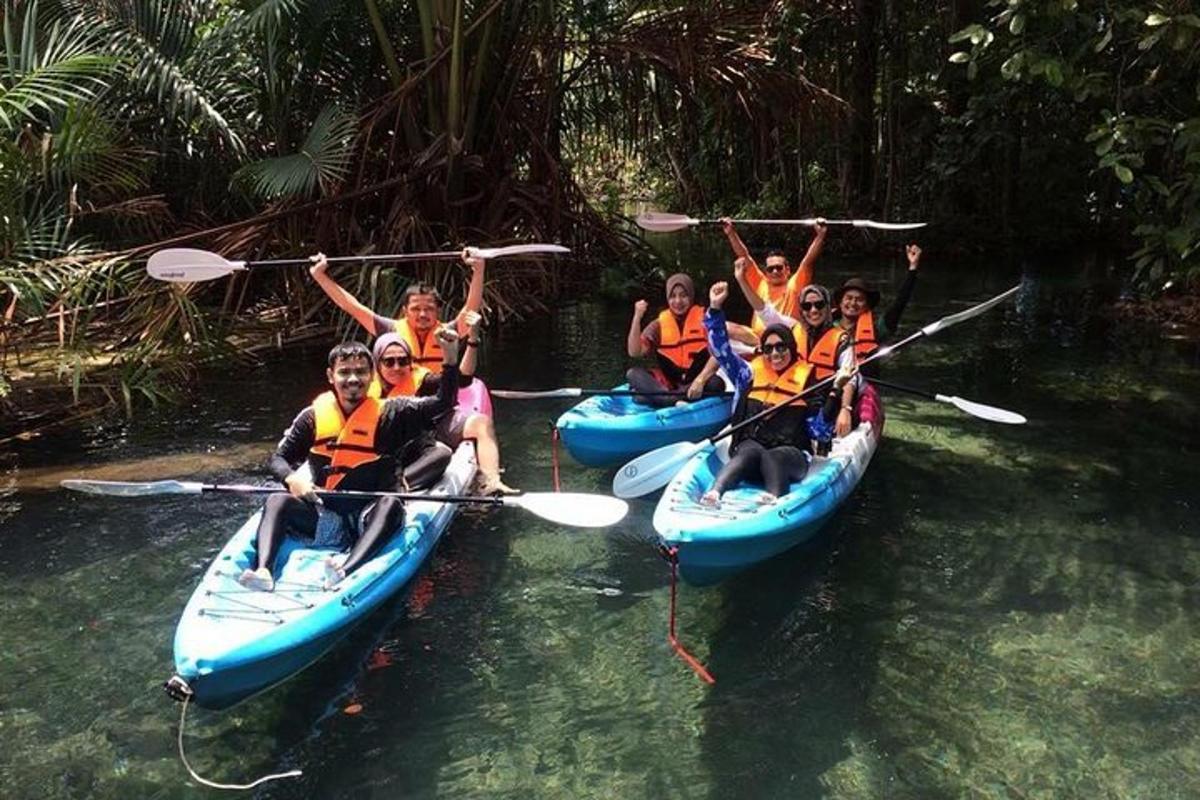 un gruppo di persone in kayak in acqua