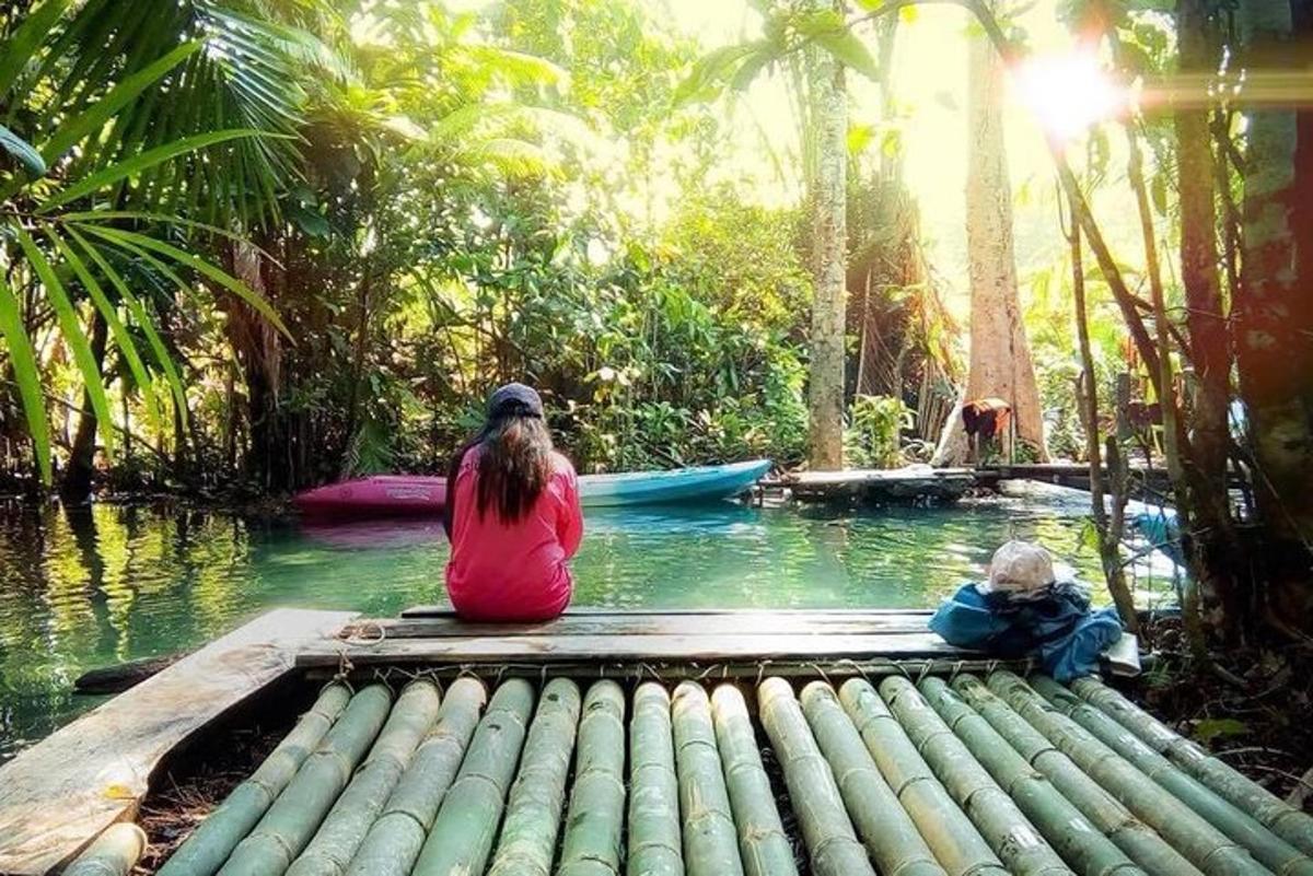 una donna e un bambino seduti su una zattera in acqua