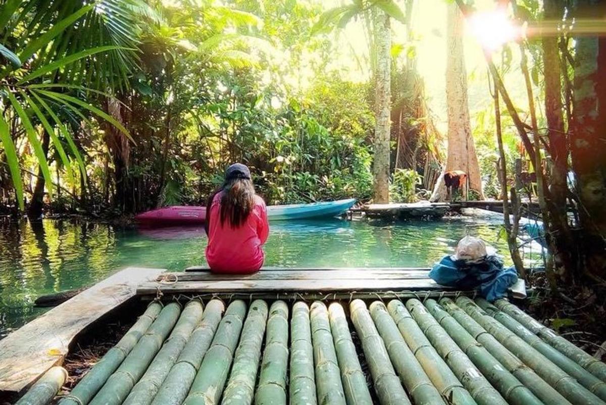 una donna e un bambino seduti su una zattera in acqua