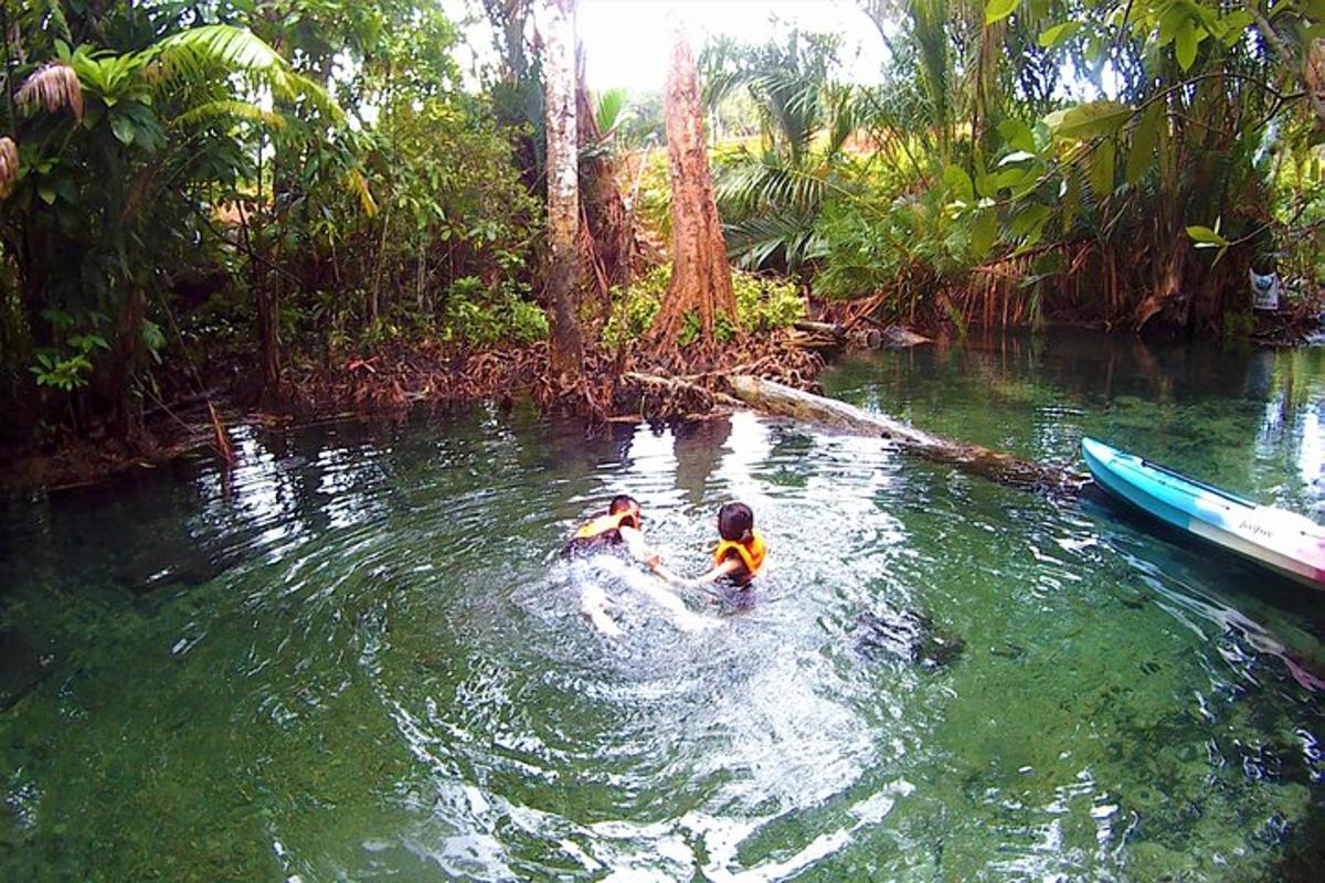 due persone sono nell'acqua di un fiume