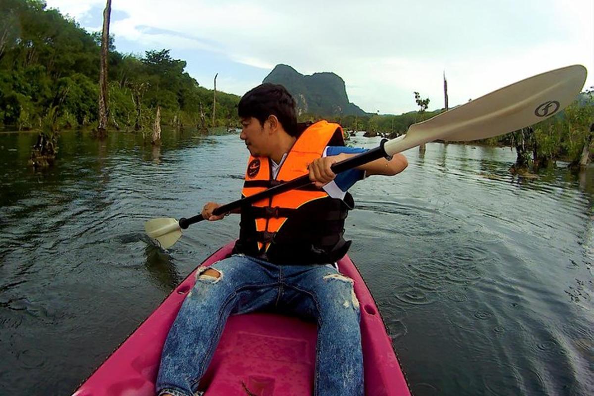 un uomo in kayak su un fiume