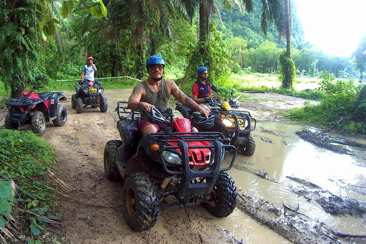 Dos personas conduciendo vehículos todo terreno por un camino de tierra
