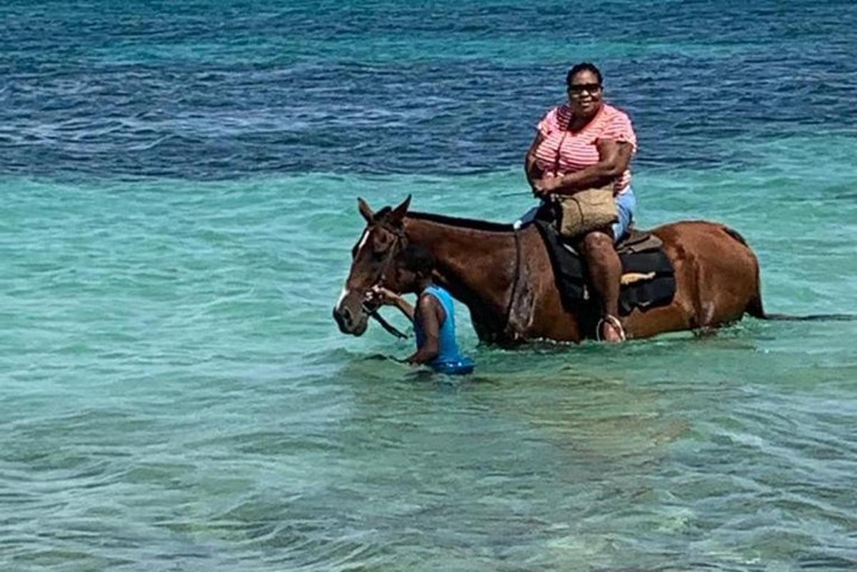 un bărbat călare pe un cal în ocean