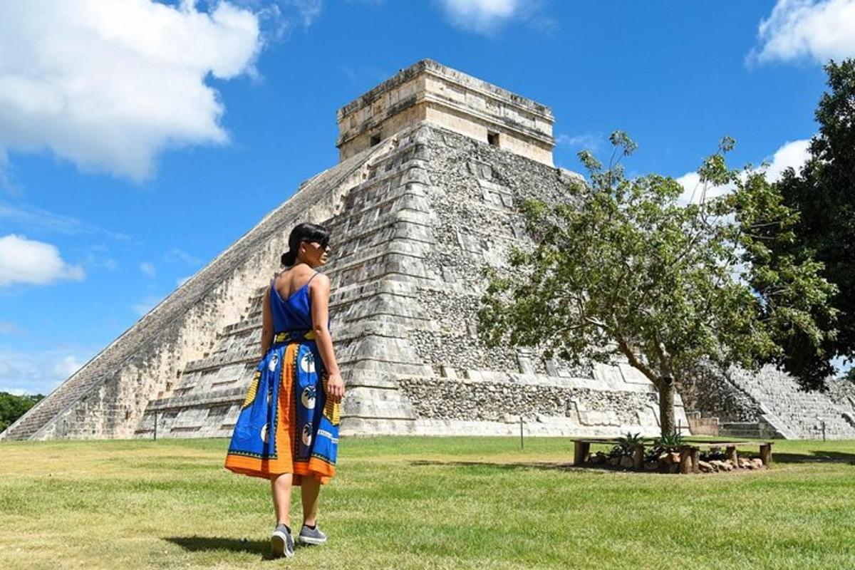 una donna in piedi davanti a una piramide