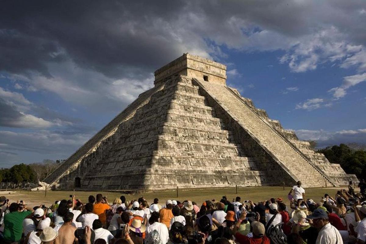 un gruppo di persone in piedi davanti a una piramide