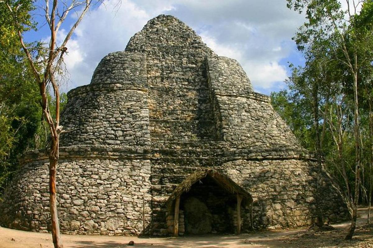 un grande edificio in pietra con la cima a piramide