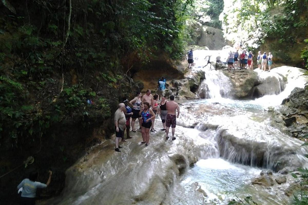 un grupo de personas caminando por una cascada
