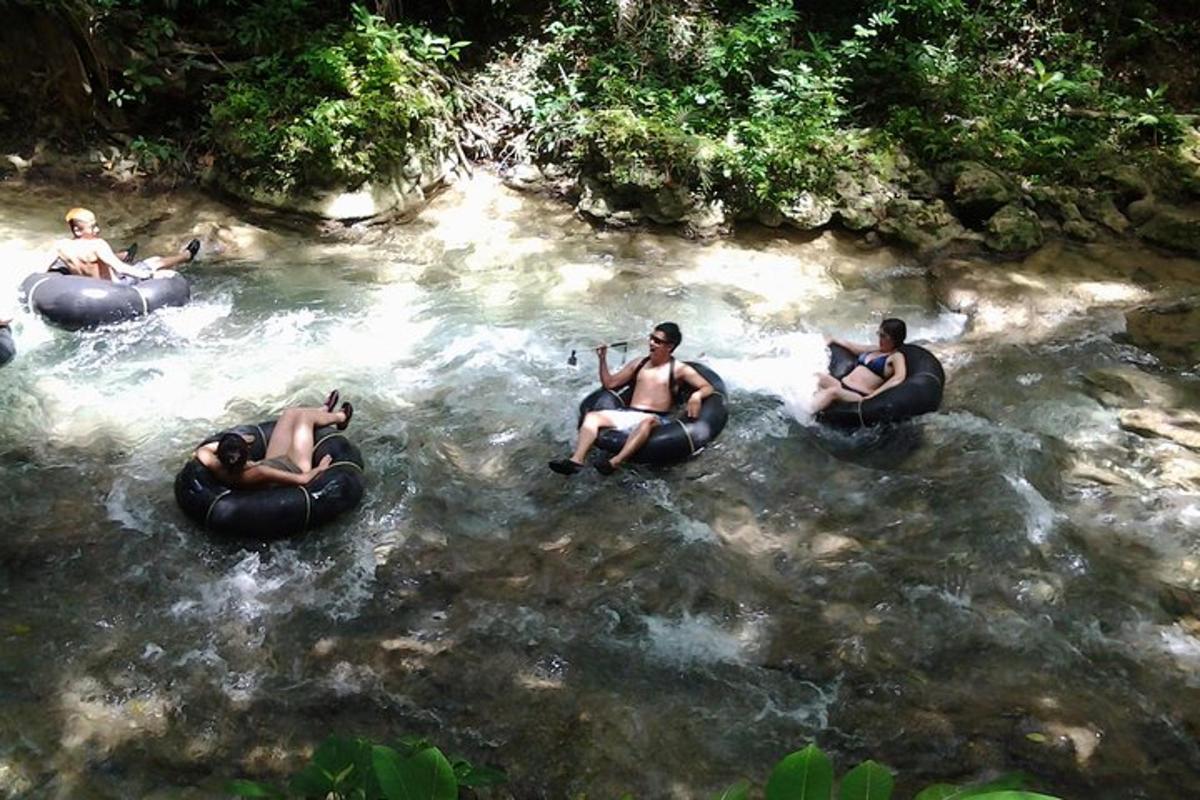 Un grupo de personas viajando en flotadores en un río.