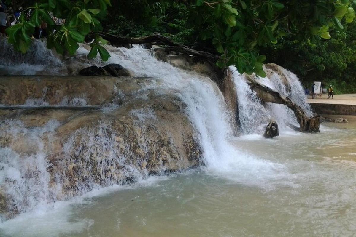 водопад в бассейне с водой в парке