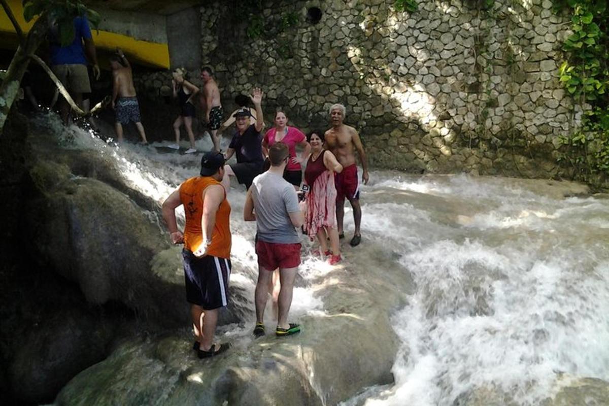 Un grupo de personas de pie sobre rocas en un río.