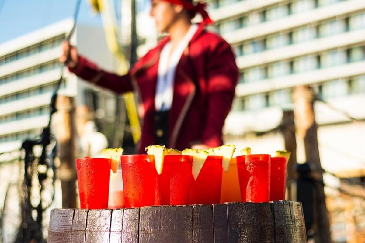 una persona in piedi dietro una pila di tazze rosse