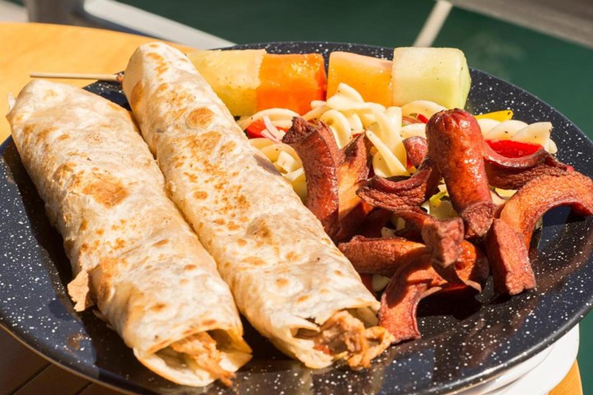 un piatto di cibo con un panino e patatine fritte