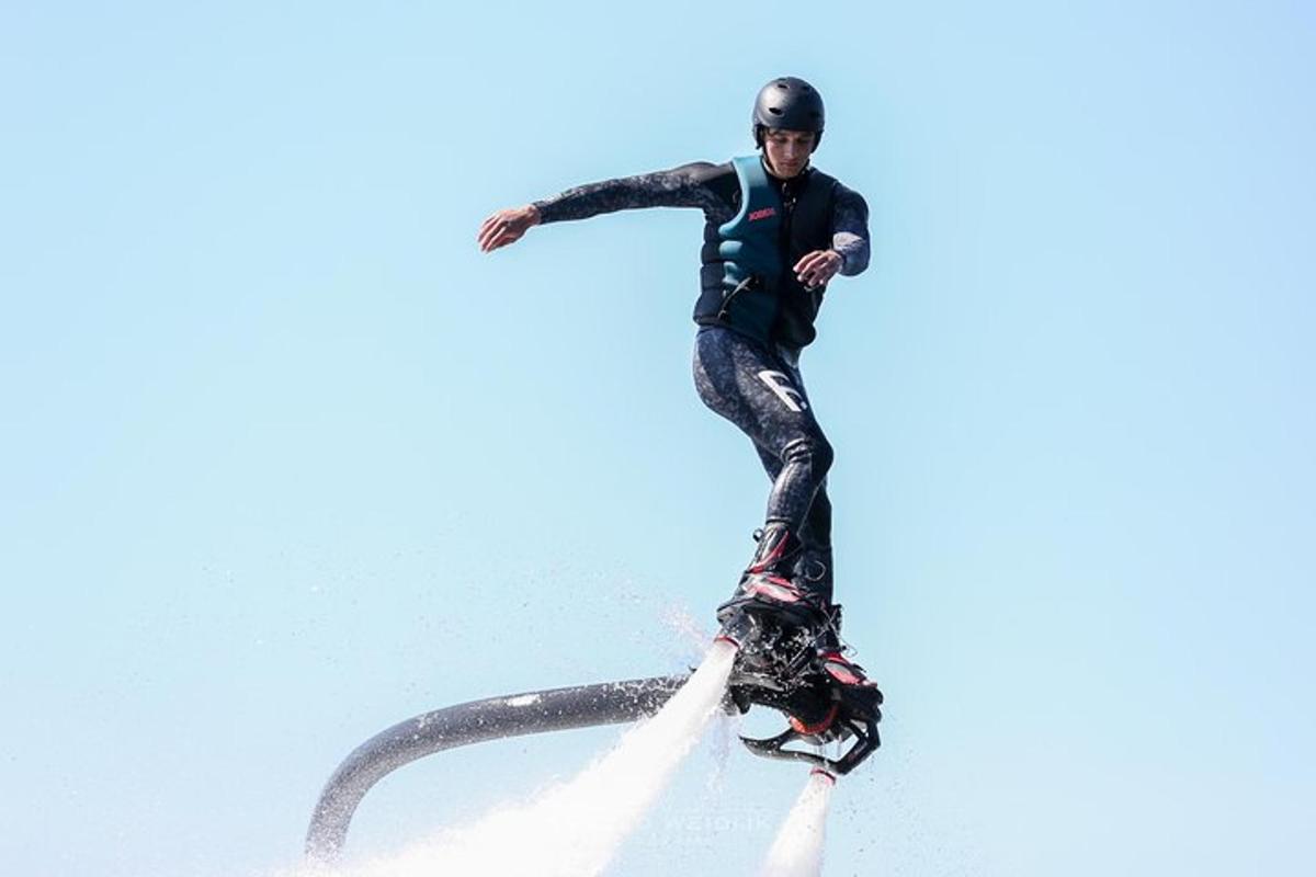 un uomo che cavalca un'onda su una tavola da surf