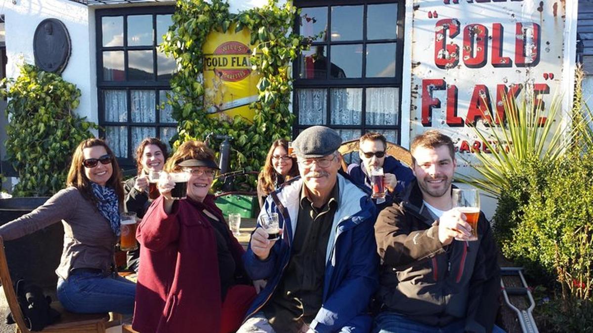 un gruppo di persone che posano per una foto mentre bevono vino