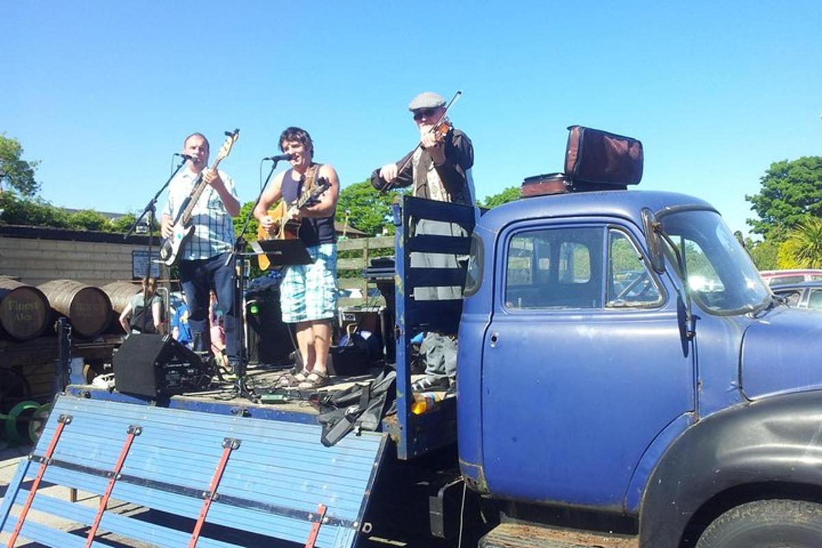 un gruppo di musicisti in piedi sul retro di un camion