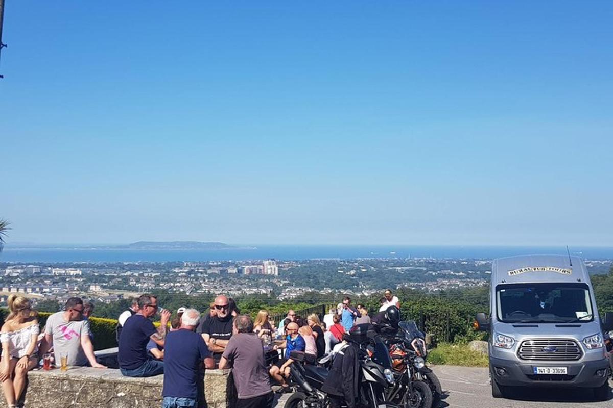 un gruppo di persone sedute su un muro con le motociclette