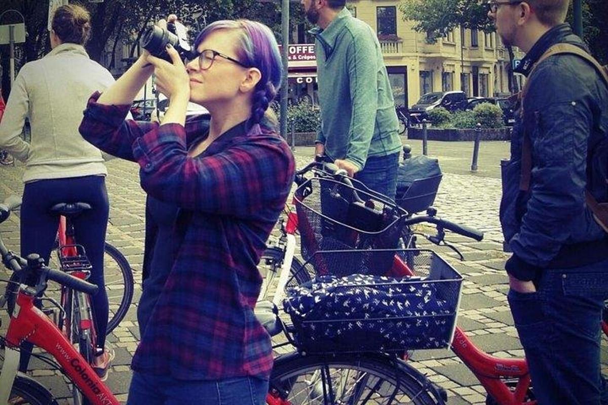 žena fotící fotoaparátem