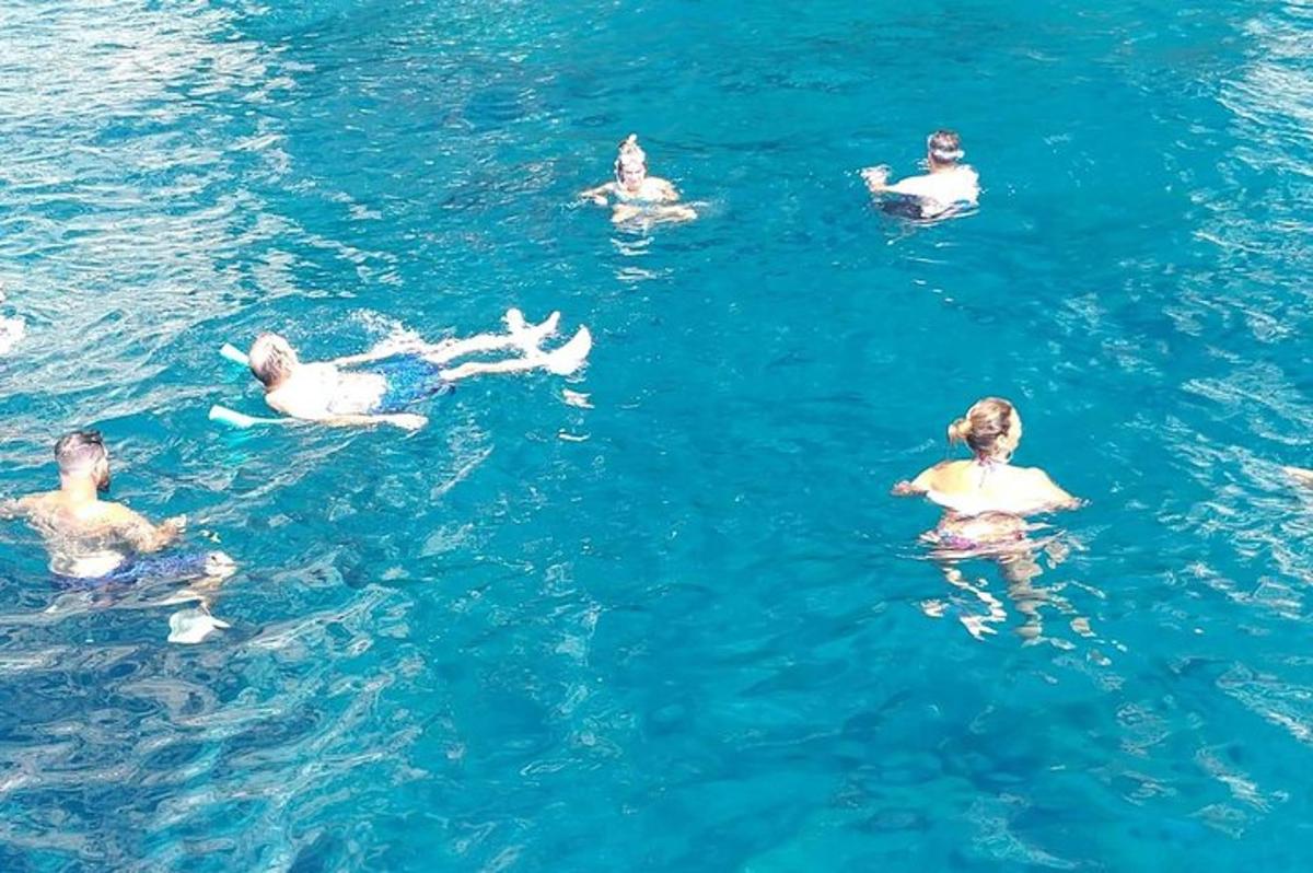 eine Gruppe von Menschen, die im Wasser schwimmen