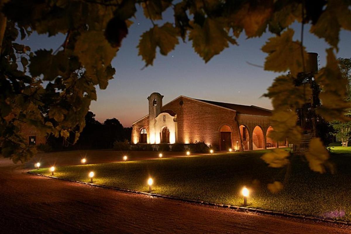 uma igreja com luzes na frente à noite