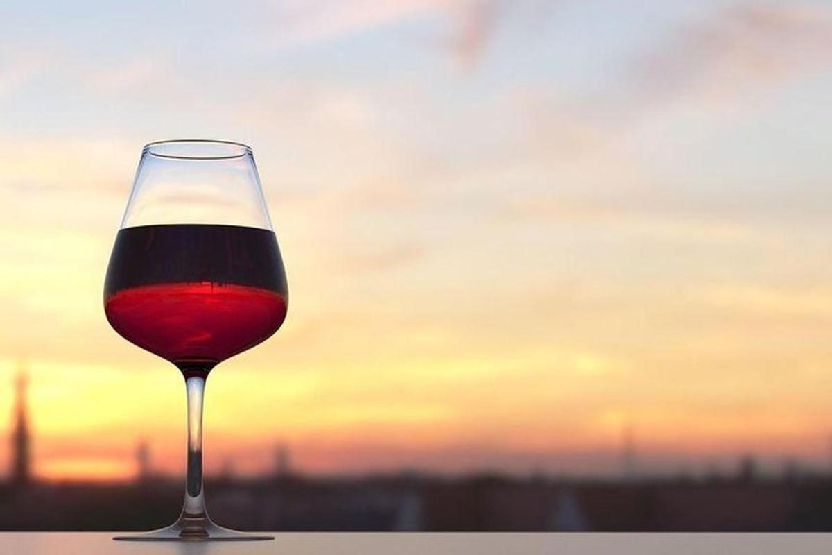 un bicchiere di vino rosso appoggiato su un tavolo