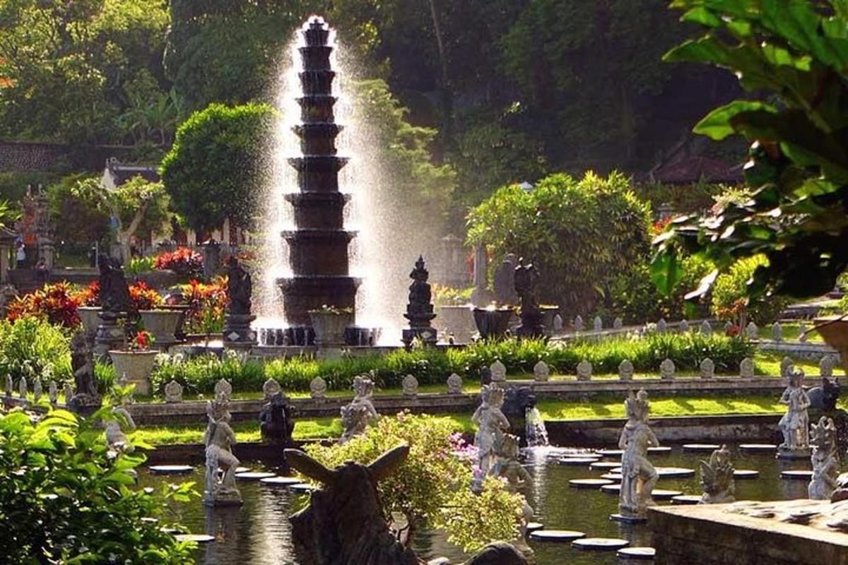 una fontana al centro di un giardino con una fontana