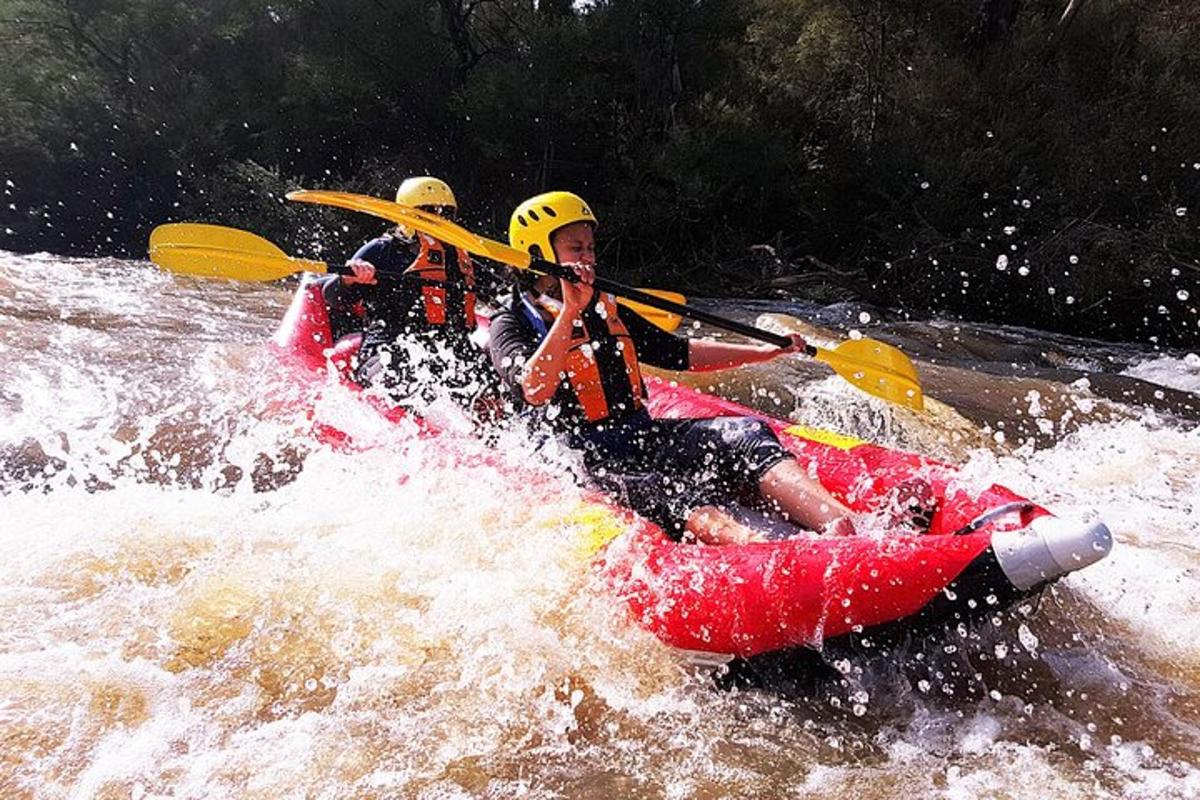 Dos personas están en una balsa en el agua.
