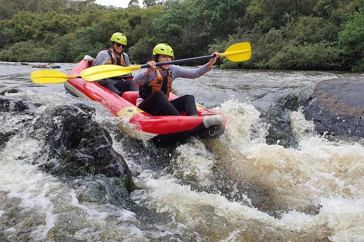 Dos personas están en una balsa en un río.