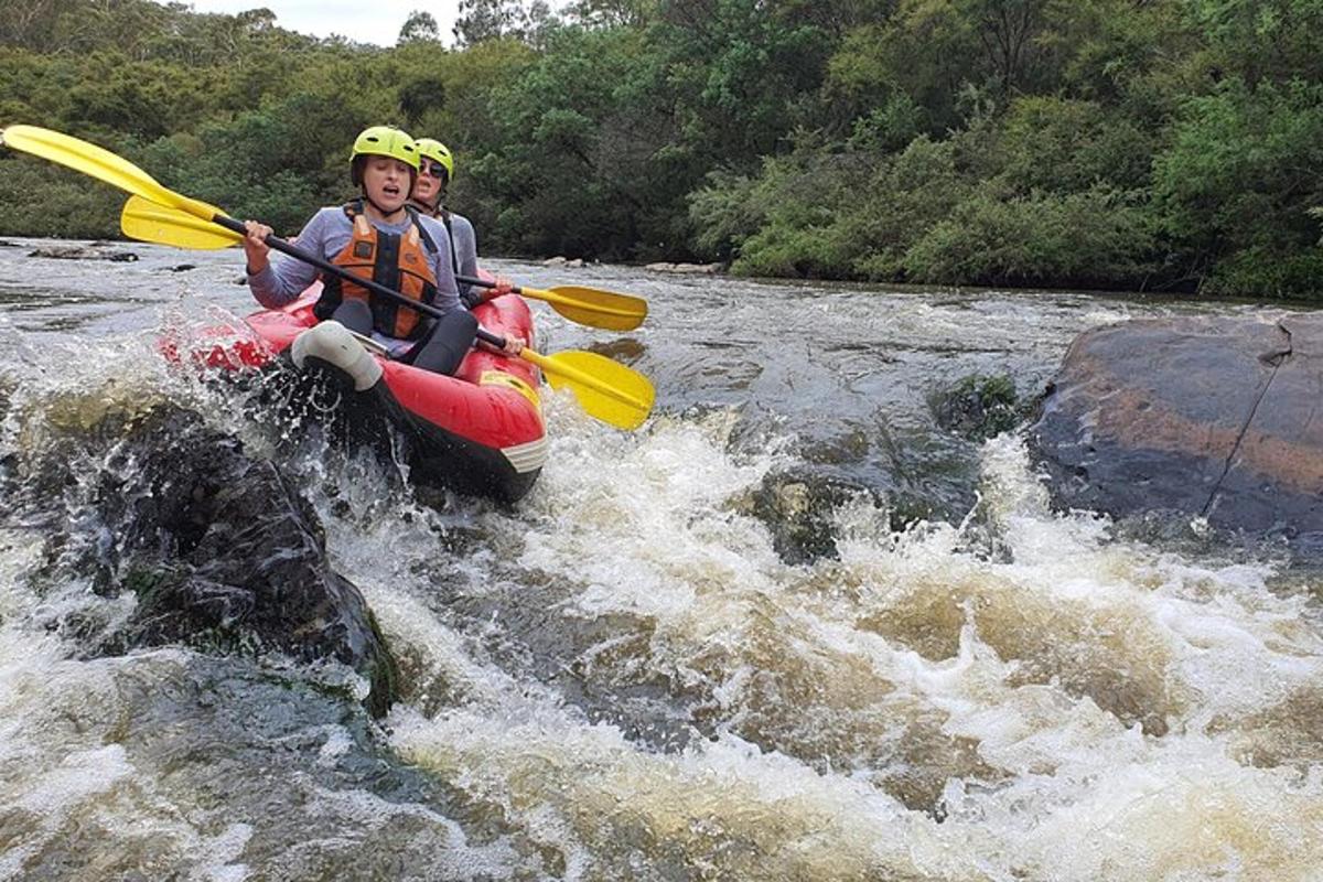 Dos personas están en un kayak en un río.