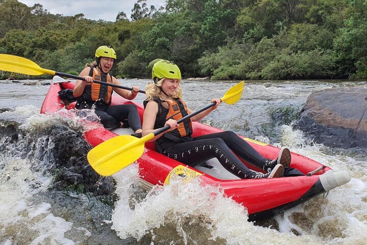 Dos mujeres en una balsa roja en el agua