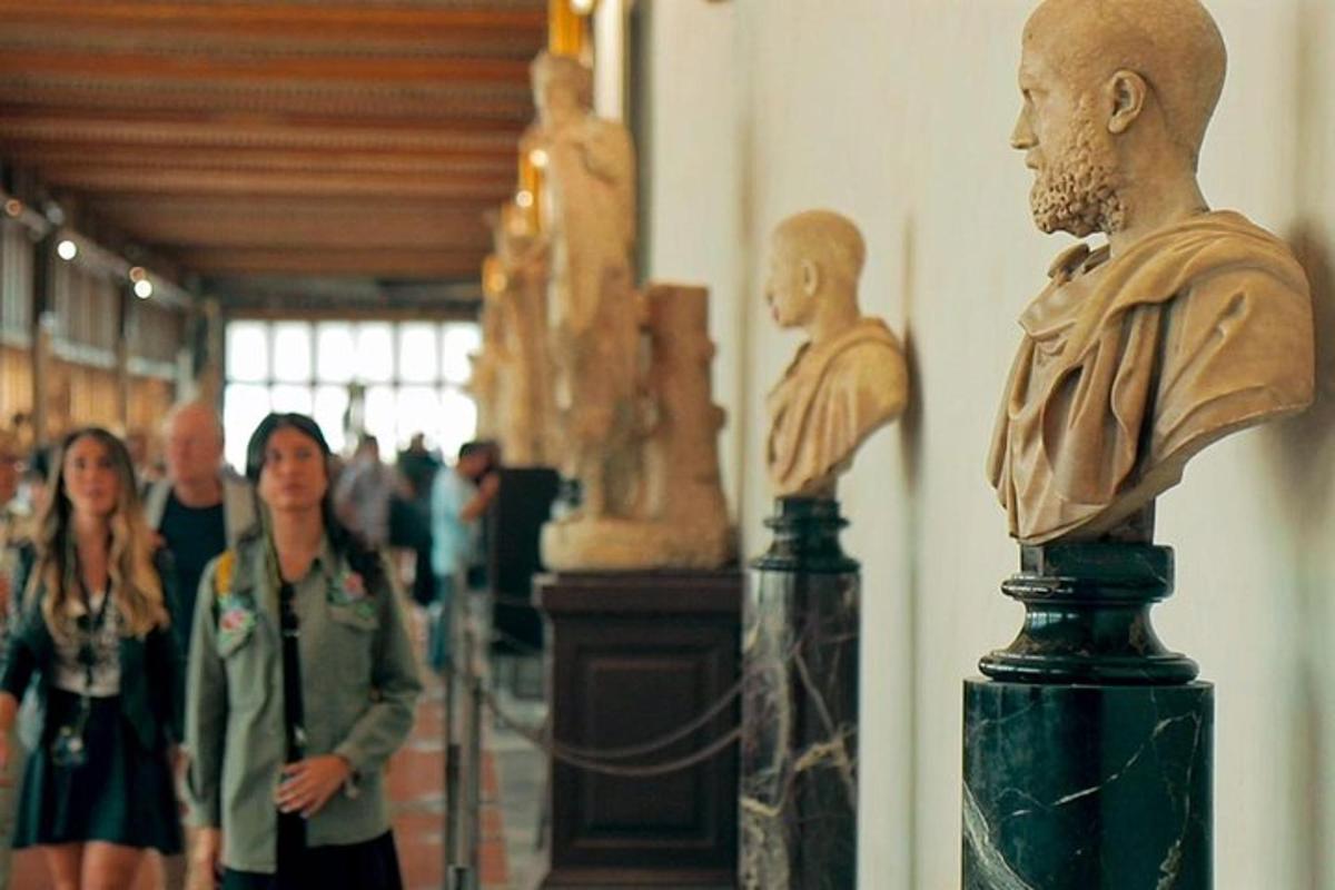 un gruppo di persone che guardano le statue in un museo