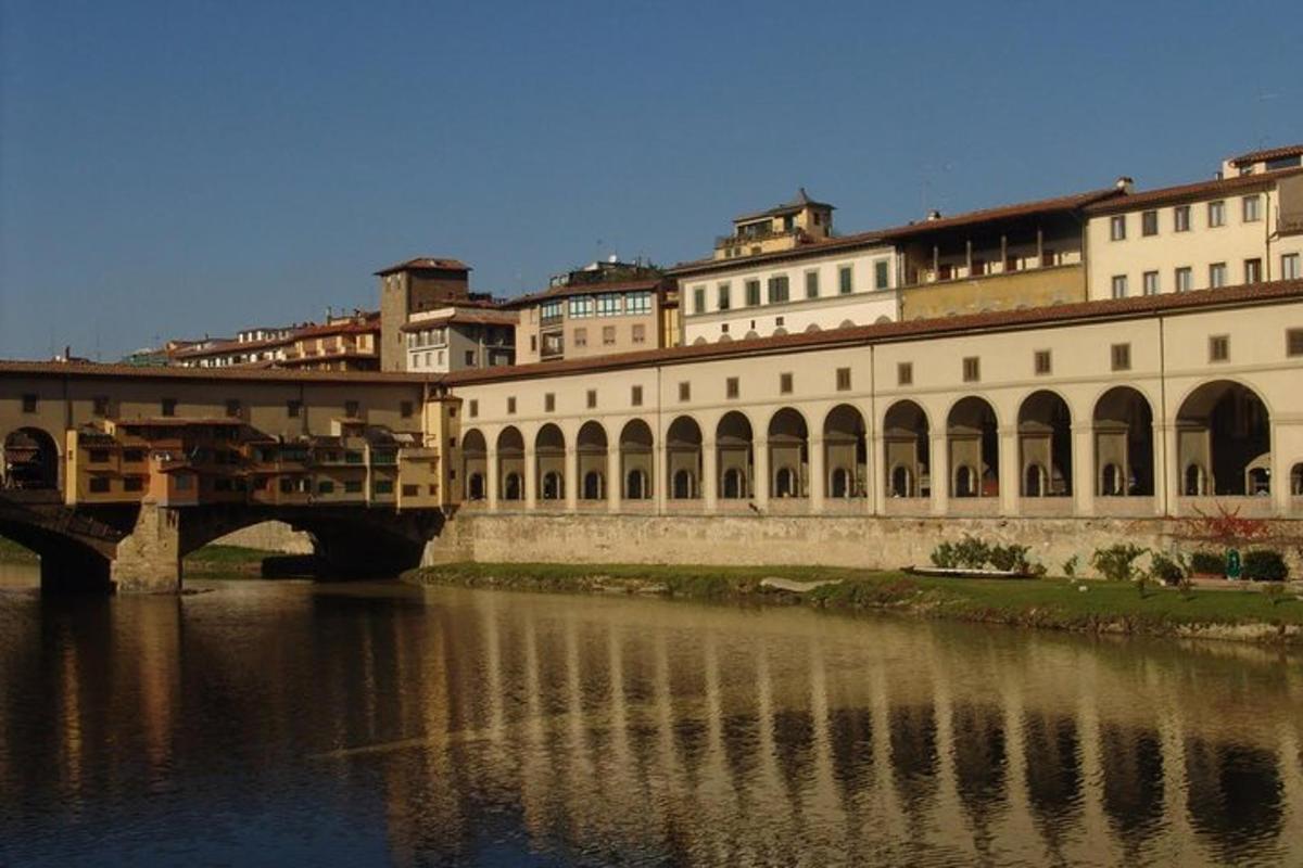 un ponte sopra un fiume con un grande edificio