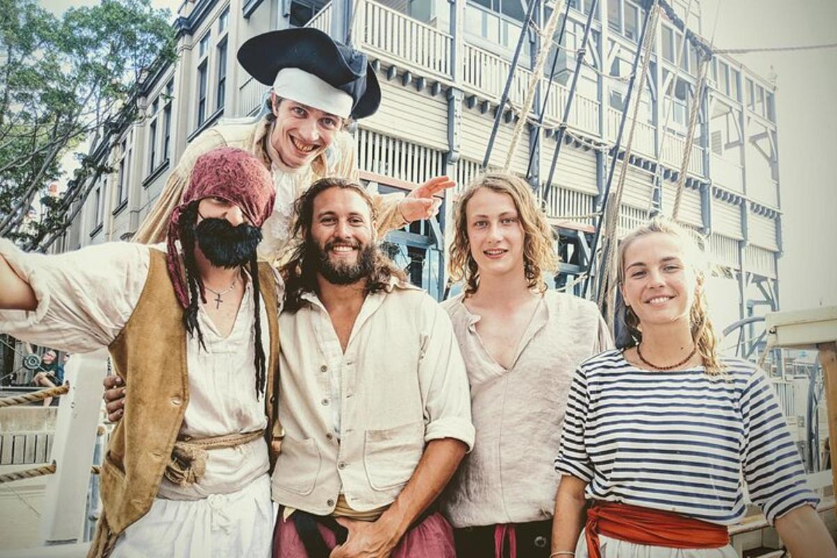 un grup de persones posant per a una foto amb un home al cap