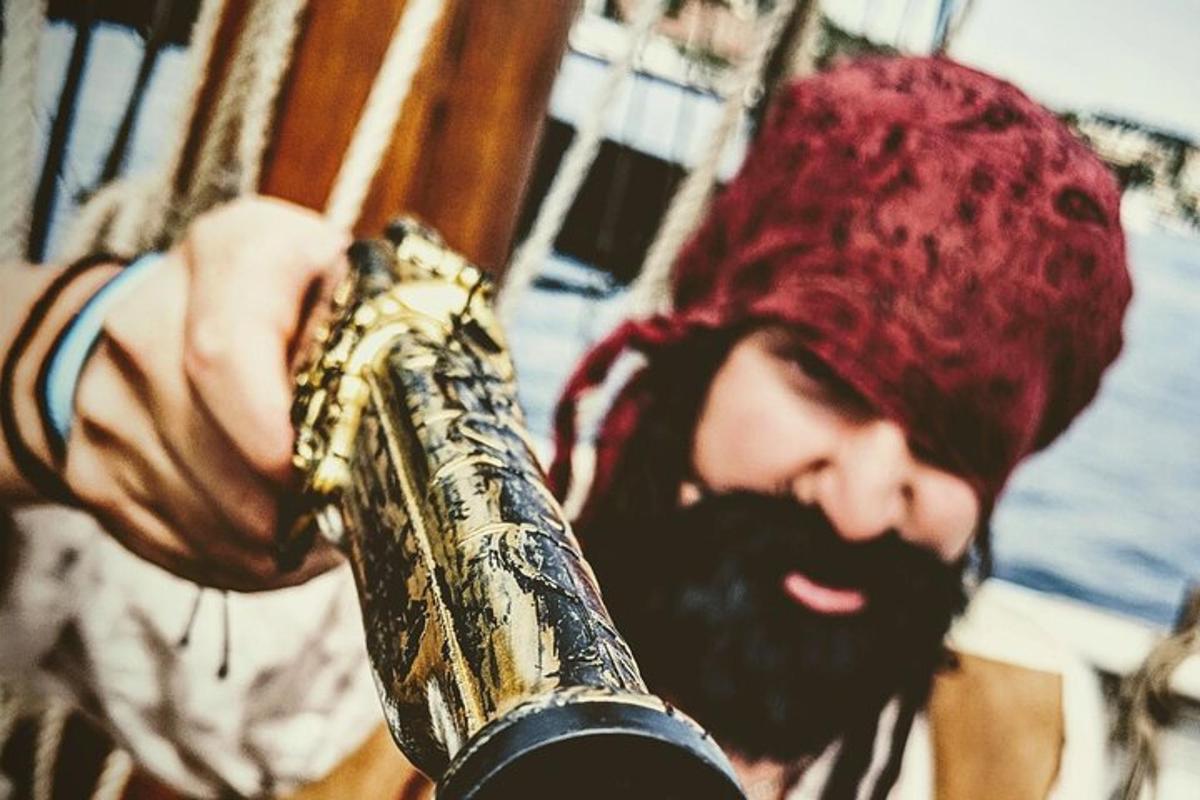 un home amb barba que sosté un saxòfon