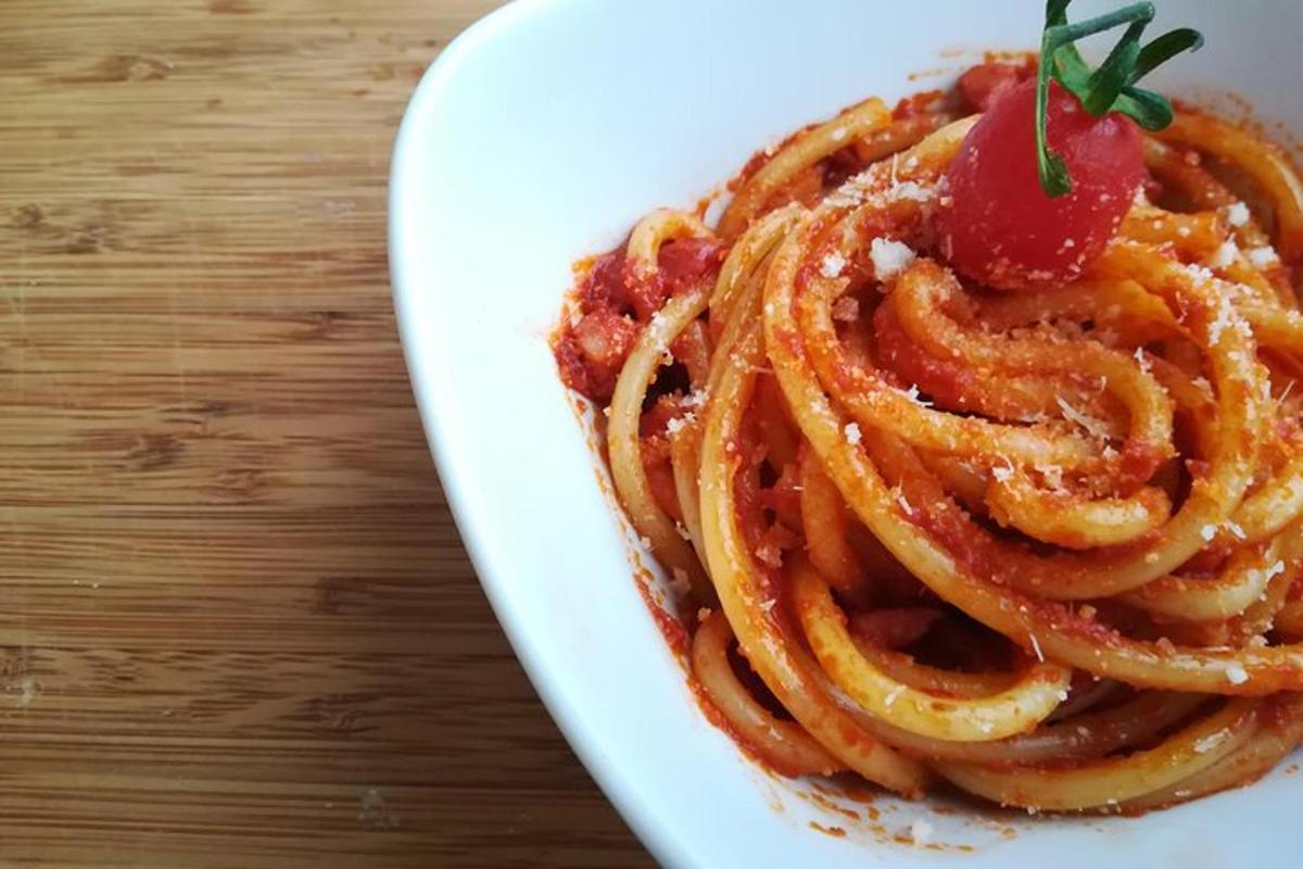 taldrik spagette maasikaga peal